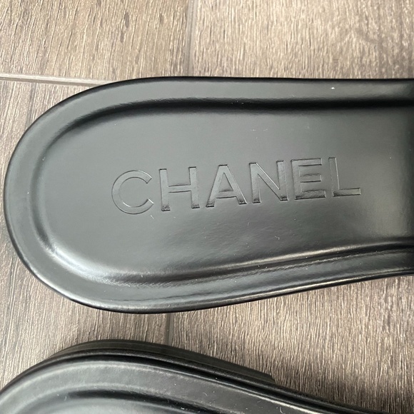 2023 CHANEL CHA NEL LOGO BLACK LEATHER FLAT SHOES SLIDES MULES 37 - Picture 10 of 16
